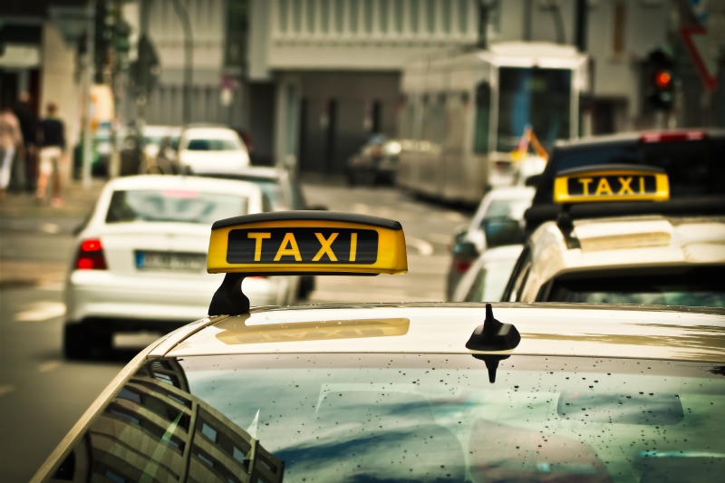 taxis-ILONSE-min_road-traffic-car-glass-driving-city-583084-pxhere.com