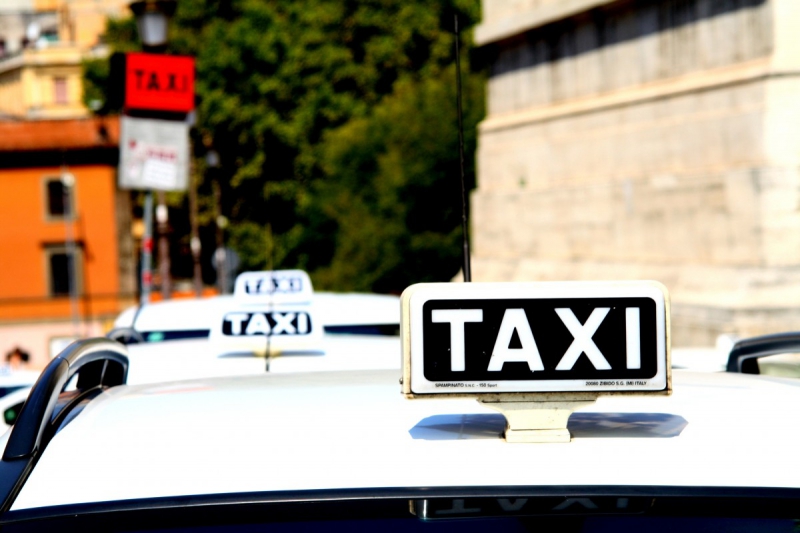 taxis-ILONSE-min_taxi_auto_rome_road_white-1051610